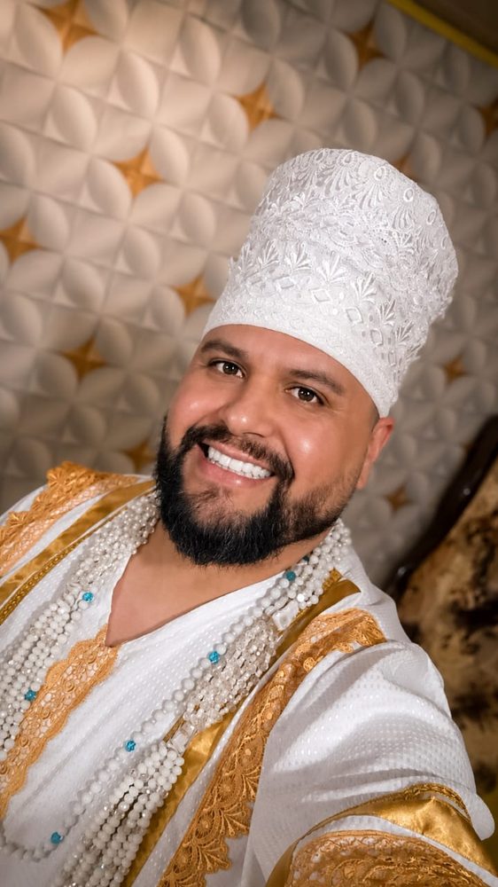 Babalorixá Bruno paramentado de branco